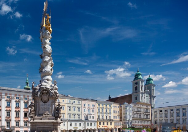     Főtér, Szentháromság szobor, városháza, régi katedrális, jezsuita templom Linz-ben 